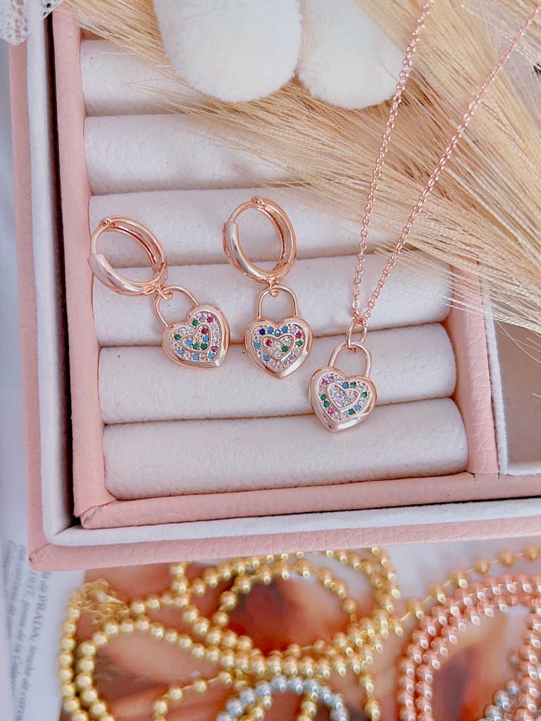 Set cadena+dije+aretes corazon con circones de colores
